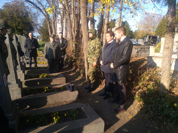 Пут сећања на хероје: Грумен земље са гробља црвеноармејаца у Зрењанину и Суботици иде у Русију